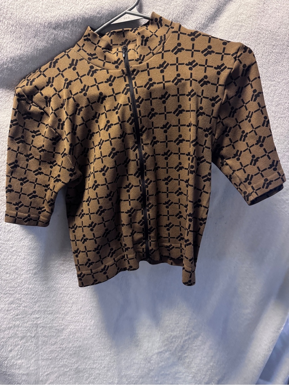Patterned Short-Sleeve Zip Front crop in Brown & Black
